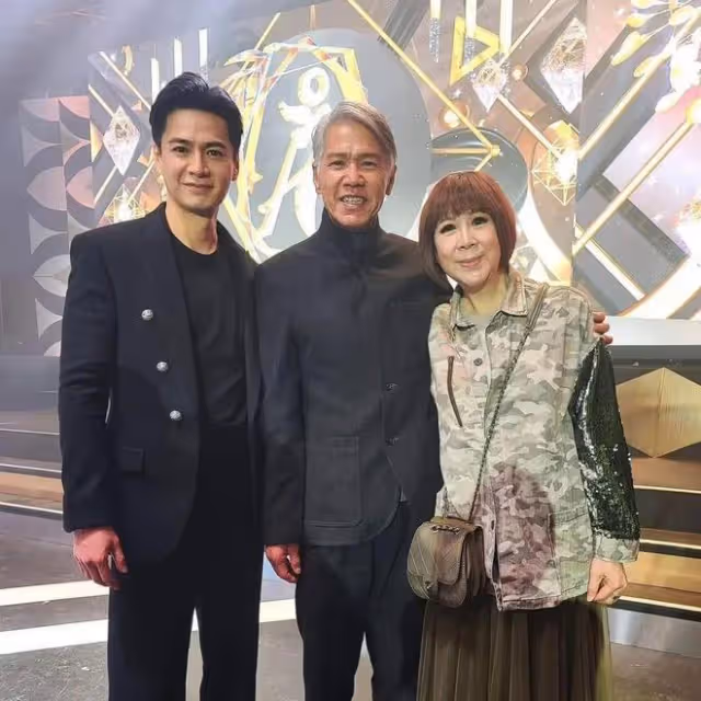 67歲TVB老戲骨傳陷財困出山拍劇，滿頭白髮擁健美身材，結婚多年零緋聞