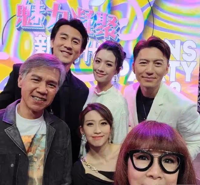 67歲TVB老戲骨傳陷財困出山拍劇，滿頭白髮擁健美身材，結婚多年零緋聞