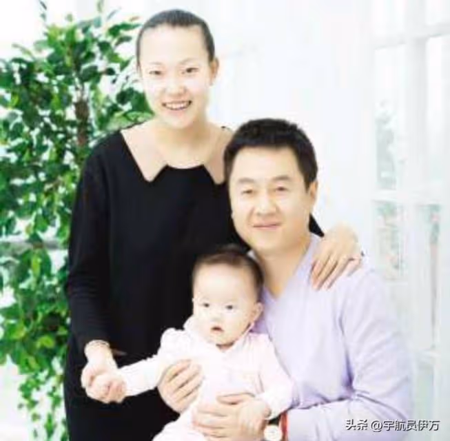 他是著名女乒教練,41歲拋棄結髮妻子,51歲再娶小22歲徒弟引爭議
