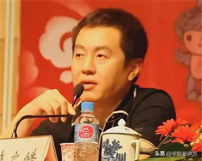 他是著名女乒教練,41歲拋棄結髮妻子,51歲再娶小22歲徒弟引爭議