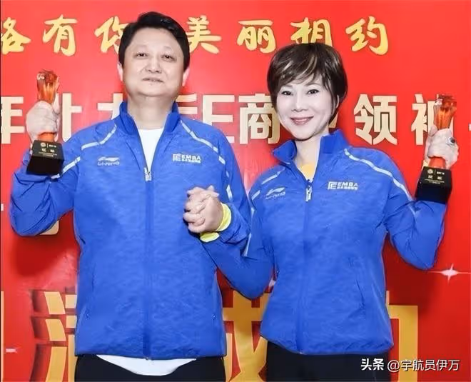 他是著名女乒教練,41歲拋棄結髮妻子,51歲再娶小22歲徒弟引爭議