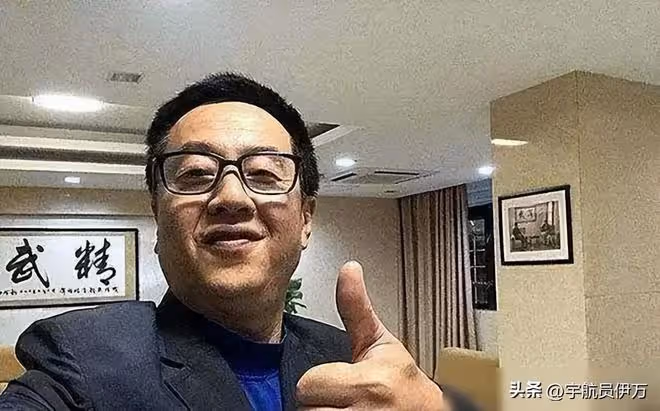 他是著名女乒教練,41歲拋棄結髮妻子,51歲再娶小22歲徒弟引爭議