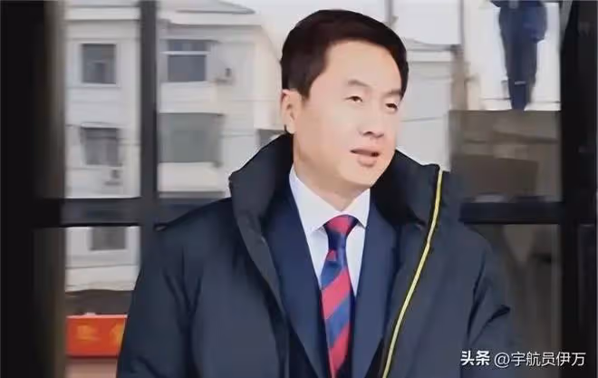 他是著名女乒教練,41歲拋棄結髮妻子,51歲再娶小22歲徒弟引爭議