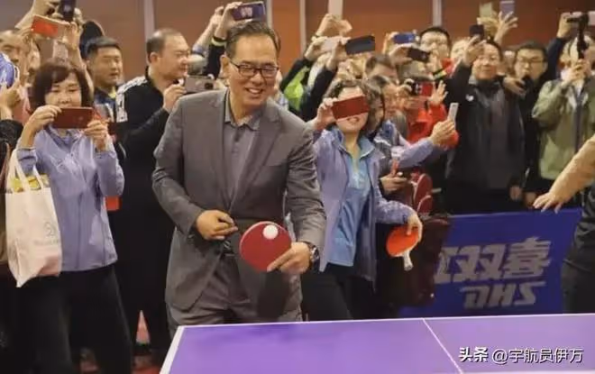 他是著名女乒教練,41歲拋棄結髮妻子,51歲再娶小22歲徒弟引爭議