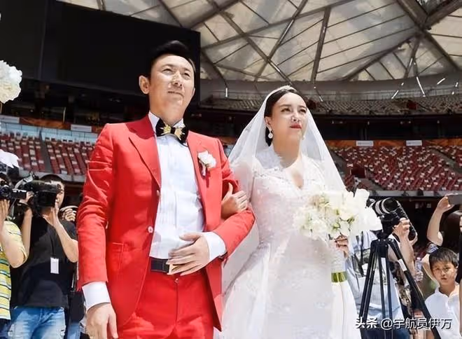 他是著名女乒教練，41歲拋棄結髮妻子，51歲再娶小22歲徒弟引爭議