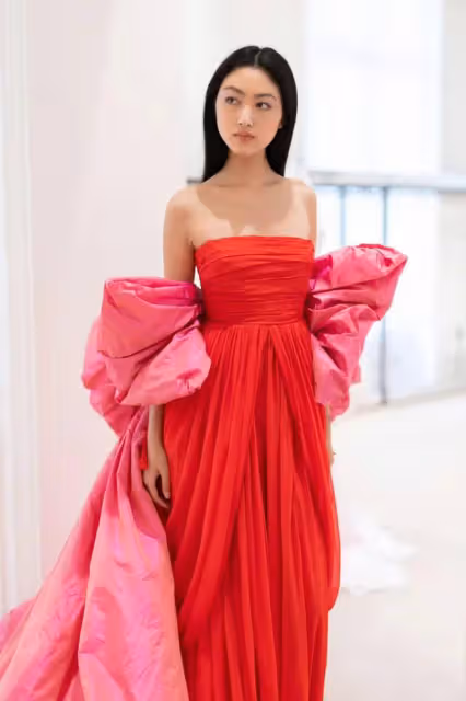 張藝謀小女兒出席巴黎名媛舞會,選二哥做舞伴,陳婷終於熬出頭了