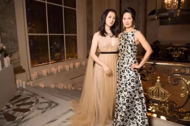 張藝謀小女兒出席巴黎名媛舞會,選二哥做舞伴,陳婷終於熬出頭了