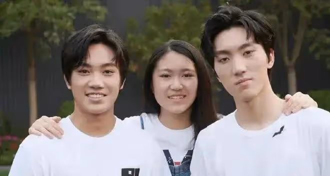 張藝謀小女兒出席巴黎名媛舞會,選二哥做舞伴,陳婷終於熬出頭了