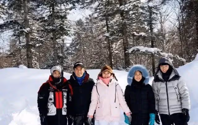 張藝謀小女兒出席巴黎名媛舞會,選二哥做舞伴,陳婷終於熬出頭了