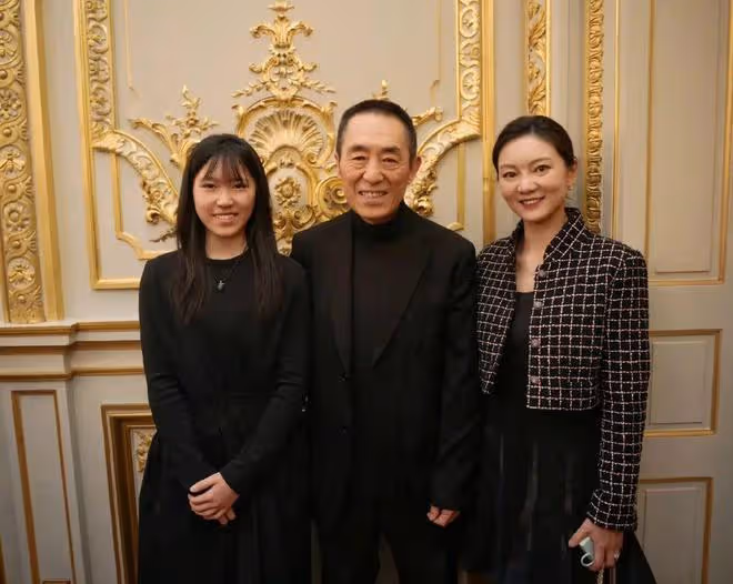張藝謀小女兒出席巴黎名媛舞會,選二哥做舞伴,陳婷終於熬出頭了