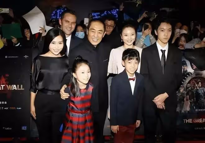 張藝謀小女兒出席巴黎名媛舞會,選二哥做舞伴,陳婷終於熬出頭了
