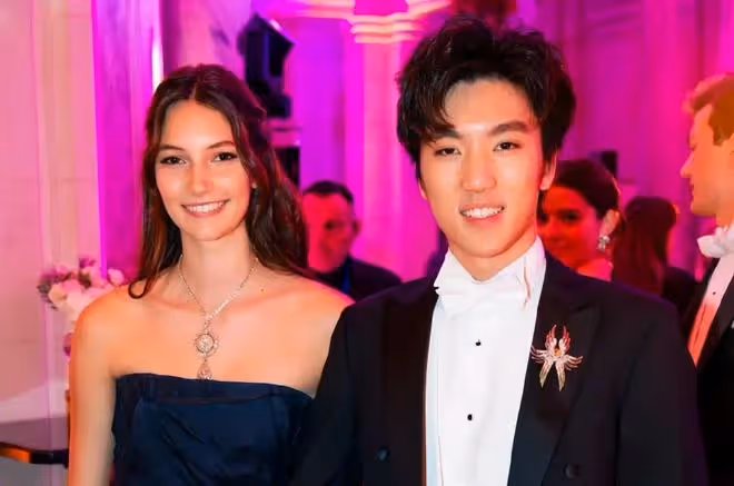 張藝謀小女兒出席巴黎名媛舞會,選二哥做舞伴,陳婷終於熬出頭了