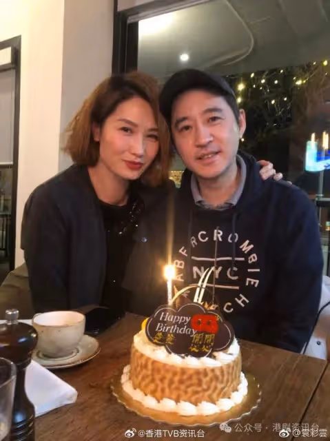 袁彩雲加國多層高獨立屋內貌曝光！巨廳掛黑白照添藝術氣息 豪宅樓底超高