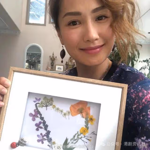 袁彩雲加國多層高獨立屋內貌曝光！巨廳掛黑白照添藝術氣息 豪宅樓底超高