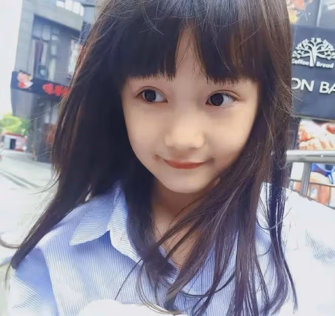 趙薇「女兒」3歲演公主,7歲被全網禁止整容,如今17歲美得不敢認