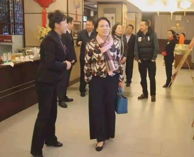 從18歲擺攤到身家800億,再到負債489億,她秘訣是什麼?
