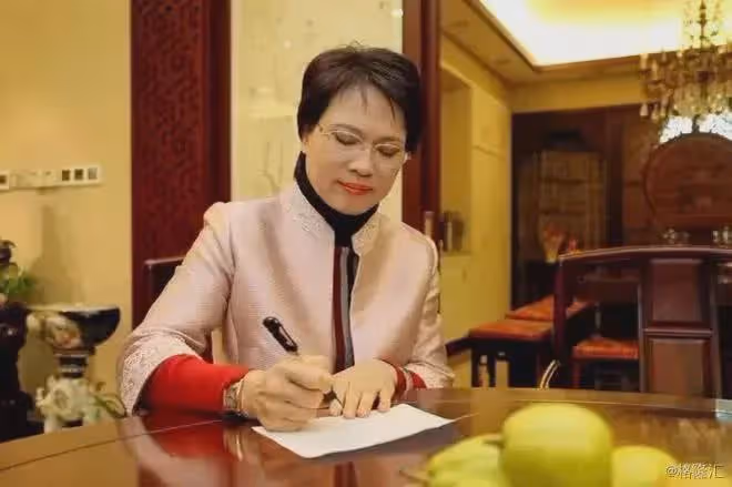 從18歲擺攤到身家800億，再到負債489億，她秘訣是什麼？
