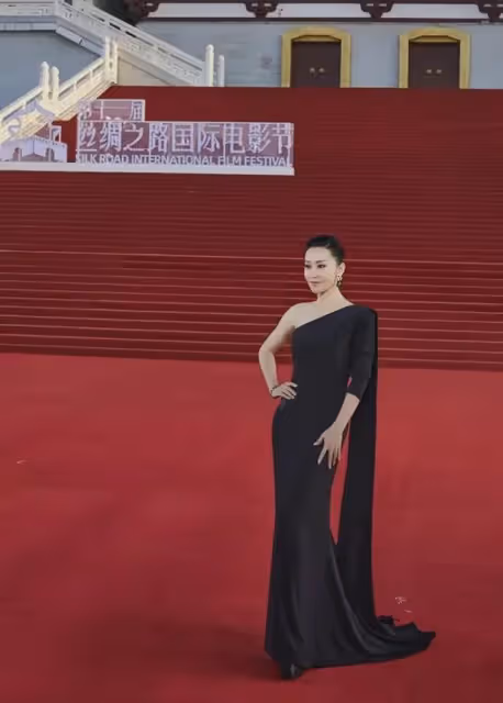 37歲狠心拋棄羅晉,嫁大19歲富豪得一架飛機,如今她怎樣了?