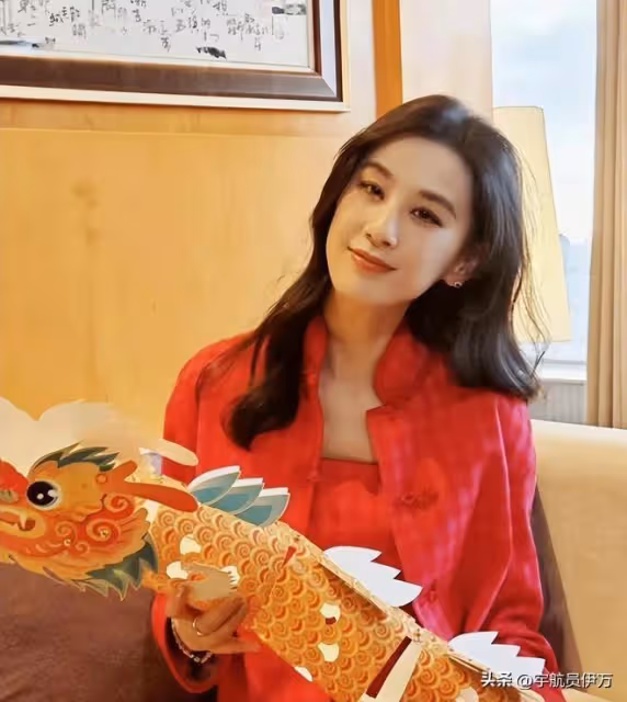 夫妻本是同林鳥,但抱歉,想離婚的黃聖依,財產已被楊子吃乾淨了