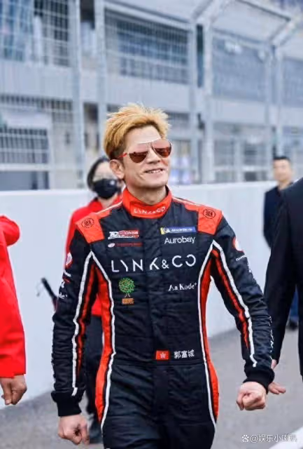 郭富城賽車風馳電掣,59歲依舊年輕,實力與顏值雙豐收