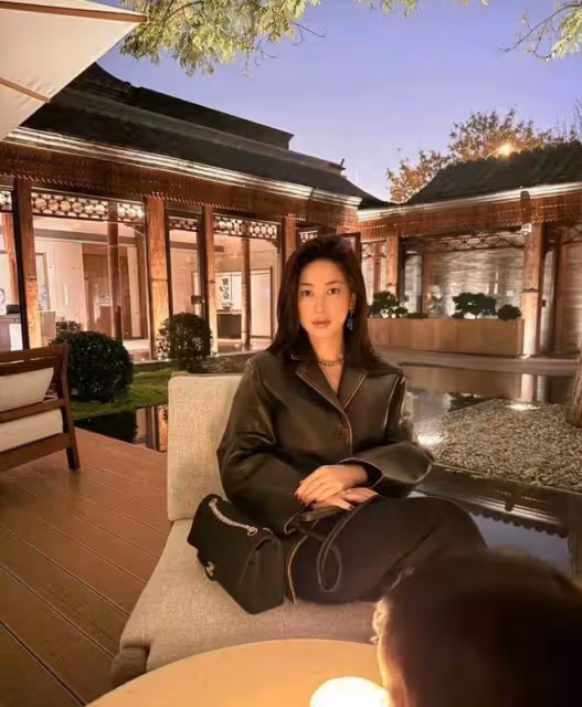 40歲朱珠逛北京四合院,素顏出鏡風情萬種,老公小5歲高大帥氣