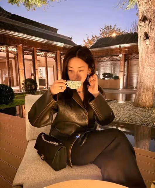 40歲朱珠逛北京四合院,素顏出鏡風情萬種,老公小5歲高大帥氣