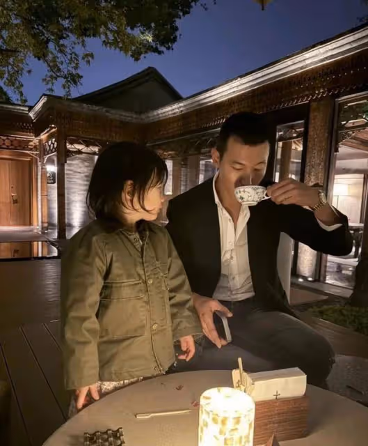 40歲朱珠逛北京四合院,素顏出鏡風情萬種,老公小5歲高大帥氣