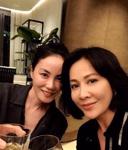 萬萬沒想到,她們竟然是王菲的旅行搭子,這個排列組合太奇怪了!