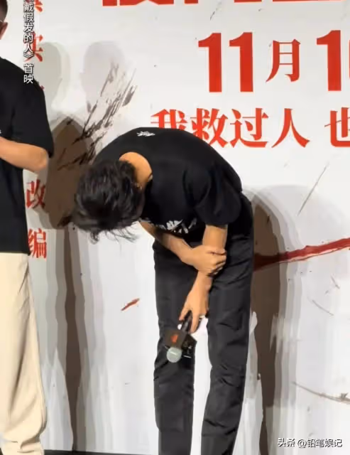 黃曉明道歉了，因為葉珂的事給大家鞠躬，網友:不明白他犯傻錯了