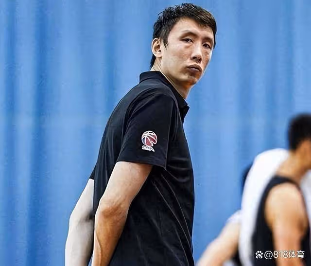 怒了!江蘇追分時刻被連吹掉兩個2+1,易立怒罵+沖向裁判被吹2T驅逐