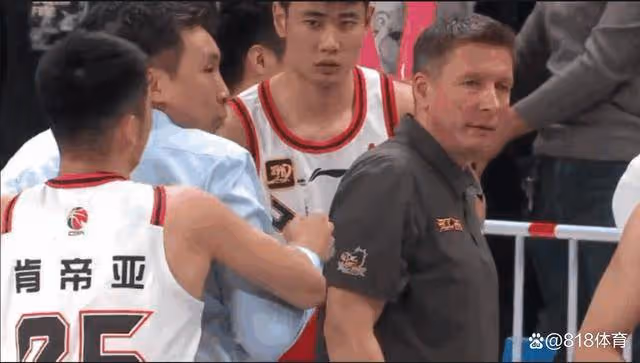 怒了!江蘇追分時刻被連吹掉兩個2+1,易立怒罵+沖向裁判被吹2T驅逐