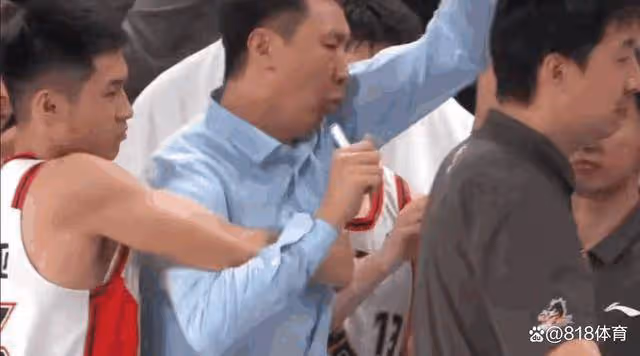 怒了!江蘇追分時刻被連吹掉兩個2+1,易立怒罵+沖向裁判被吹2T驅逐