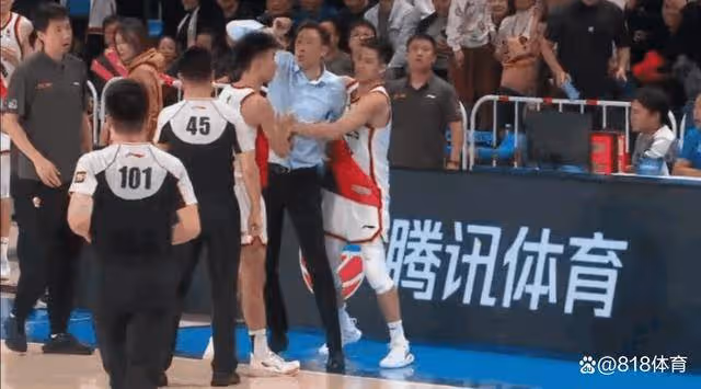 怒了!江蘇追分時刻被連吹掉兩個2+1,易立怒罵+沖向裁判被吹2T驅逐