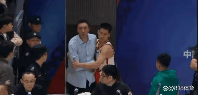 怒了!江蘇追分時刻被連吹掉兩個2+1,易立怒罵+沖向裁判被吹2T驅逐