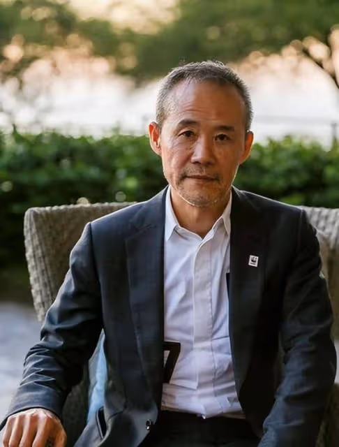 王石田朴珺亮相廣州車展,73歲王石像小跟班,43歲田朴珺氣質