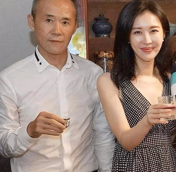 王石田朴珺亮相廣州車展,73歲王石像小跟班,43歲田朴珺氣質