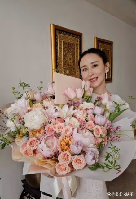 胡靜曬美照慶祝46歲生日!大鑽戒非常搶鏡,兒子與老公暖心送祝福