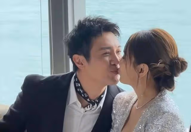 恭喜!香港人氣女星挺著孕肚和未婚夫註冊結婚,41歲高齡懷第三胎