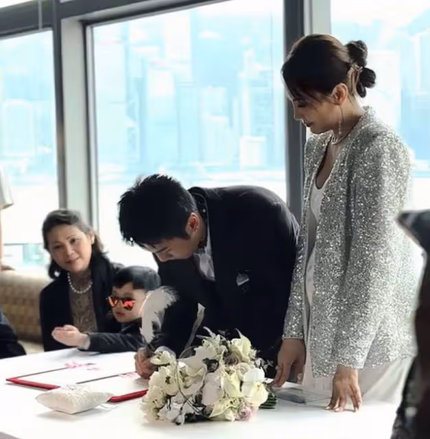 恭喜!香港人氣女星挺著孕肚和未婚夫註冊結婚,41歲高齡懷第三胎