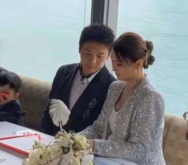 恭喜!香港人氣女星挺著孕肚和未婚夫註冊結婚,41歲高齡懷第三胎