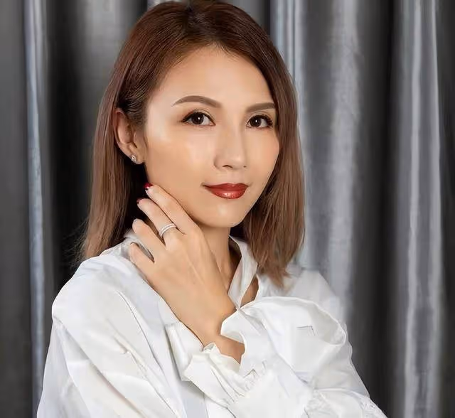 恭喜!香港人氣女星挺著孕肚和未婚夫註冊結婚,41歲高齡懷第三胎