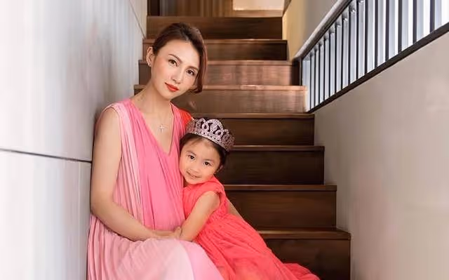 恭喜!香港人氣女星挺著孕肚和未婚夫註冊結婚,41歲高齡懷第三胎
