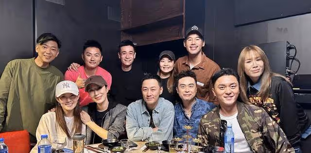 TVB13期藝人訓練班聚會!眾人開心玩自拍,視後居c位太搶鏡