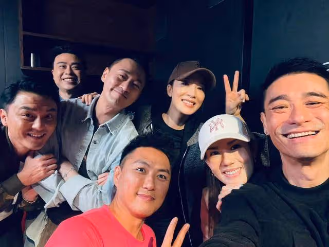 TVB13期藝人訓練班聚會!眾人開心玩自拍,視後居c位太搶鏡