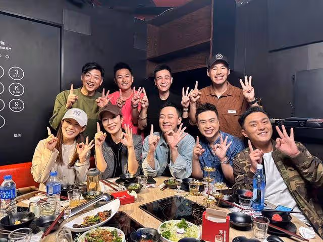 TVB13期藝人訓練班聚會!眾人開心玩自拍,視後居c位太搶鏡