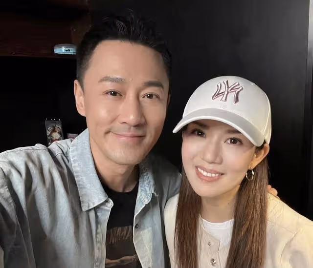 TVB13期藝人訓練班聚會!眾人開心玩自拍,視後居c位太搶鏡