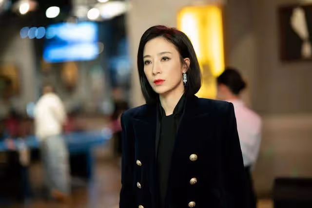 TVB13期藝人訓練班聚會!眾人開心玩自拍,視後居c位太搶鏡