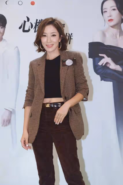 TVB13期藝人訓練班聚會!眾人開心玩自拍,視後居c位太搶鏡