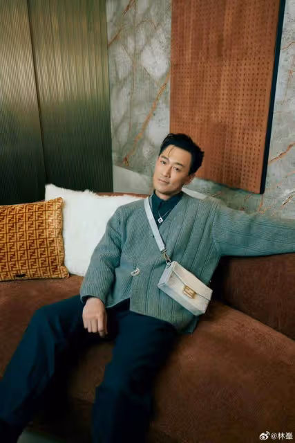 TVB13期藝人訓練班聚會!眾人開心玩自拍,視後居c位太搶鏡