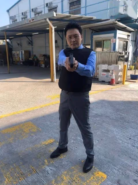 TVB不老男神內地被偶遇!被中年女性圍堵,合照時各種親密動作